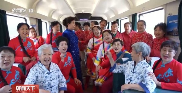 广盛网  大市场&#32;大活力丨坐着列车看山河&#32;“一线多游”&#32;让银发旅客出行更惬意