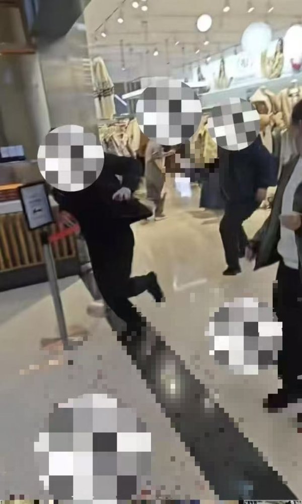 海顺优配 许昌胖东来生活广场内突发伤人事件，多方回应